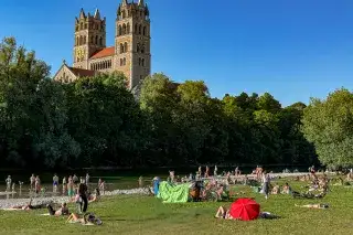 Isar im Sommer vor St.Maximilian