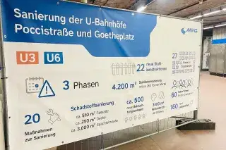 Absperrung mit Informationen zur Sanierung der U-Bahnhöfe Poccistraé und Goetheplatz