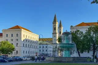 Uni-Brunnen und Ludwigskirche am Geschwister-Scholl-Platz