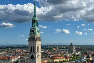 Alter Peter im Juni 2026, vom Rathausturm aus gesehen, Abend