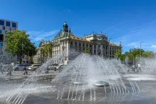 Stachus-Brunnen mit Justizpalast im Hintergrund