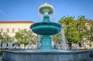 Brunnen an der Universität (Professor-Huber-Platz)