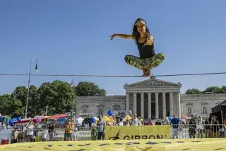 Slacklinerin auf dem Königsplatz