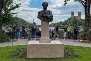 Ludwig II Denkmal an der Corneliusbrücke