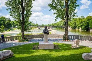 Denkmal für Ludwig II auf der Corneliusbrücke