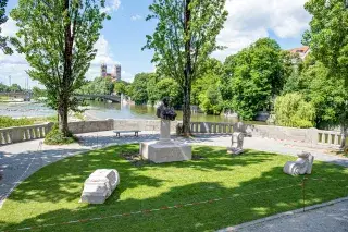 Ludwig-II-Denkmal auf der Corneliusbrücke mit St. Maximilian