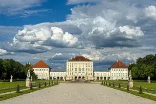 Schloss Nymphenburg mit Wolken
