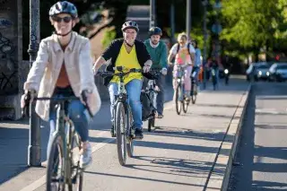 Eine Reihe von Radfahrern auf dem Radweg