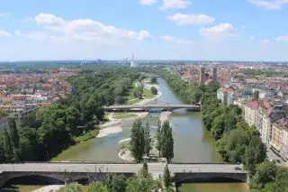 Die Corneliusbrücke mit dem Ludwig-II-Denkmal im Vordergrund