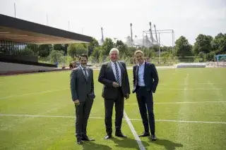 TUM-Präsident Thomas Hofmann, Bayerns Sportminister Joachim Herrmann und Münchens OB Dominik Krause