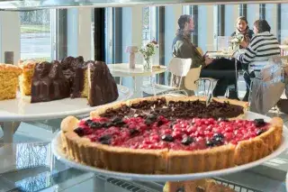 CaféBar Max im NS-Dokuzentrum - Kuchenvitrine