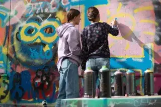 Kinder bei einem Graffiti-Workshop