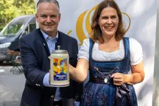 Wiesnkrug 2026: Wiesnchef Dr. Christian Scharpf und Dritte Bürgermeisterin Verena Dietl stellten die Neuerungen auf dem Oktoberfest vor. 