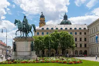 Odeonsplatz mit Reiterstandbild