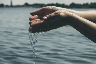 Zwei Hände mit Wasser