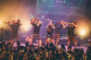 Bierpalast im Löwenbräukeller - Band auf der Bühne