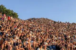 Olympiaberg - Sonnenfinsternis 2026 - Menschenmenge