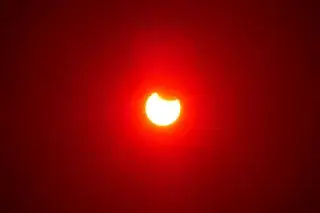 Beginn einer Sonnenfinsternis