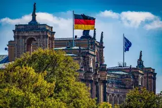 Maximilianeum mit Deutschlandfahne