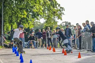 Outdoorsportfestival: Zwei Jungs auf einem Skateboard-Parcours