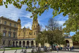 Hofgarten und Theatinerkirche