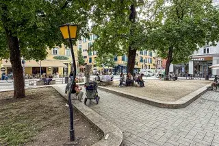 Wedekindplatz mit schiefer Laterne