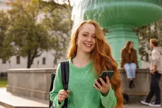 Studentin vor der Universität