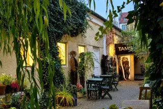Abendlicher Innenhof des TamS
