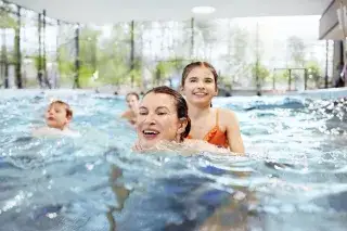 Schwimmende im Cosimawellenbad