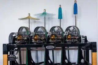 Die “Spinning Jenny” (2020) ist eine Transmissionsriemen-Maschine. Der Bau wurde inspiriert durch Spinnerei- und Nähmaschinen sowie mechanische Webstühle