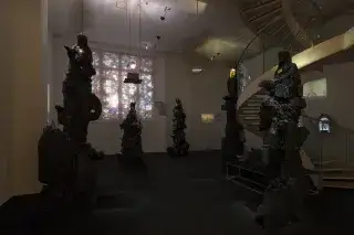 Installationsansicht zur Ausstellung Mater. Gonzalo Borondo, 2026, Museum Villa Stuck, München