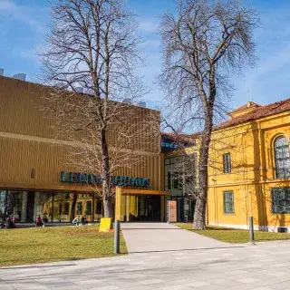 Das Lenbachhaus im Kunstareal von außen