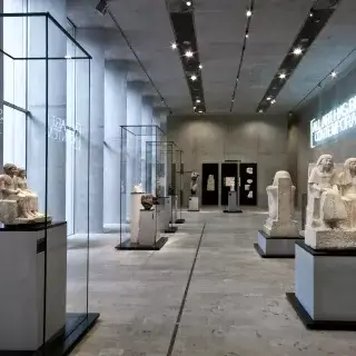 Exponate in den Ausstellungsräumen des Staatlichen Museums Ägyptischer Kunst