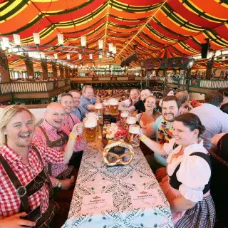 Marstall Festzelt Besucher