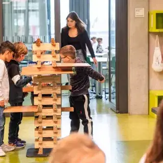 Kinder spielen in der Grund- und Mittelschule  an der Rockefellerstraße