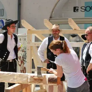 Ausprobieren im Handwerkerdorf beim Stadtgeburtstag