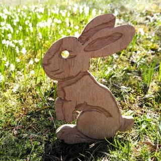 Osterhase aus Holz im Tierpark Hellabrunn