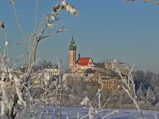 Das Kloster Andechs im Winter.