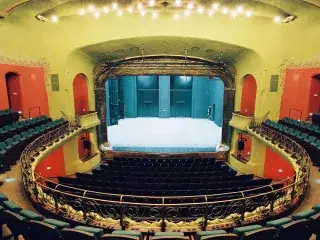 Im Saal der Münchner Kammerspiele mit Blick auf die Bühne