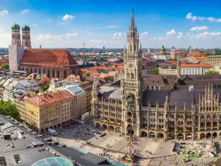 Münchens Panorama mit Rathaus und Frauenkirche