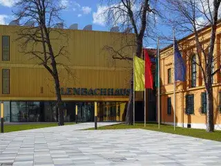 Das Lenbachhaus am Vordereingang