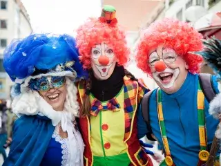 München Narrisch: Gute Laune Clown unter den verkleideten Faschingsgäste