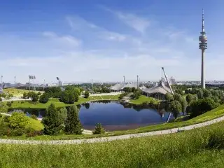 Der Münchner Olympiapark im Sommer