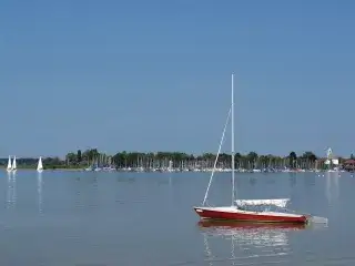 Ein Segelboot auf dem Chiemsee