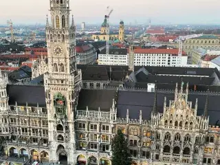 Aufbau des Christkindlmarktes 2021in München 