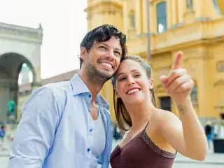 Junges Paar auf einer Stadttour am Odeonsplatz