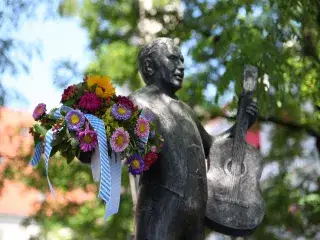 Brunnenfest Viktualienmarkt Figur mit Blumen im Arm