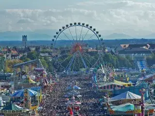 Panorama des Oktoberfests mit Blick auf das Riesenrad.