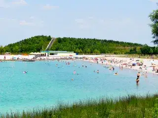 Türkises Wasser am Badestrand am Riemer See