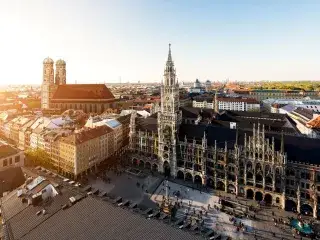 Panorama der Innenstadt mit Blick auf das Rathaus in der Abendsonne